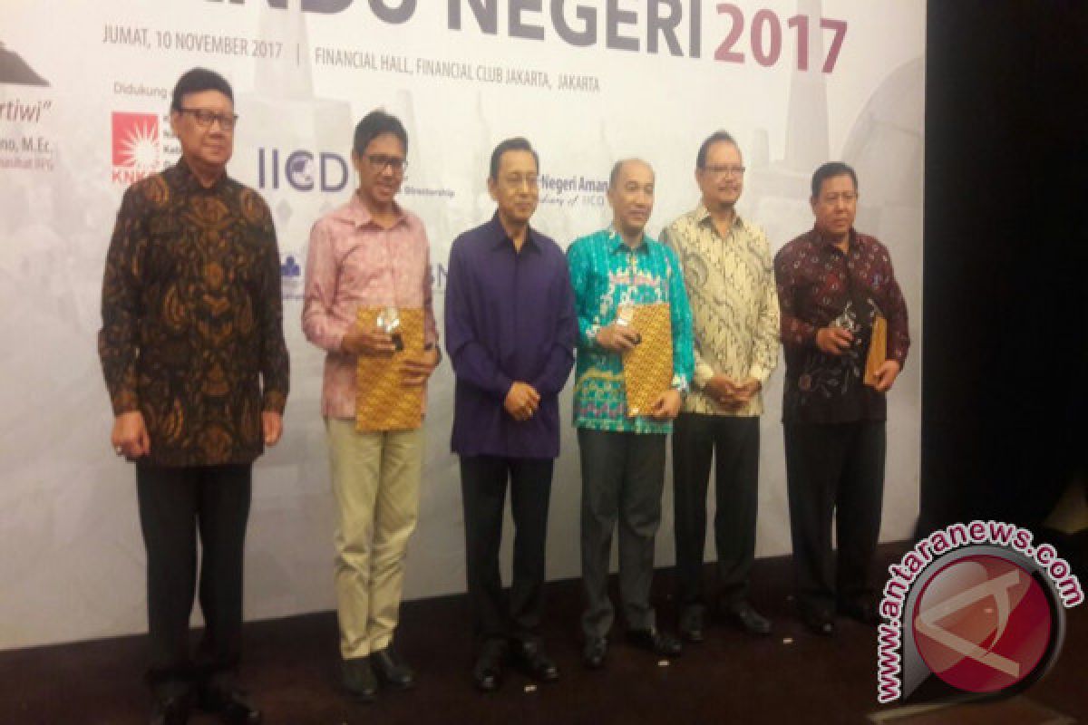 Gubernur Mendapatkan Penghargaan Anugerah Pandu Negeri