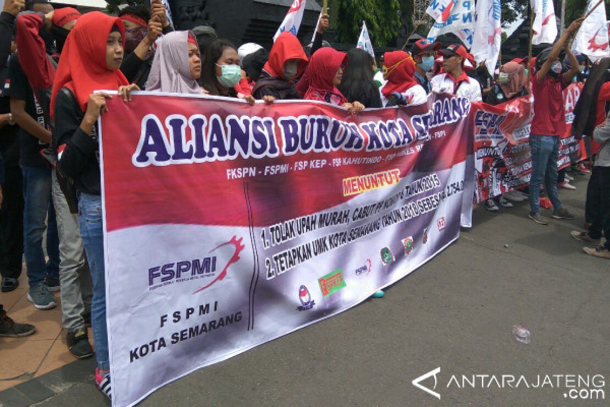 Seribuan Buruh Semarang Demonstrasi Tuntut Upah Layak