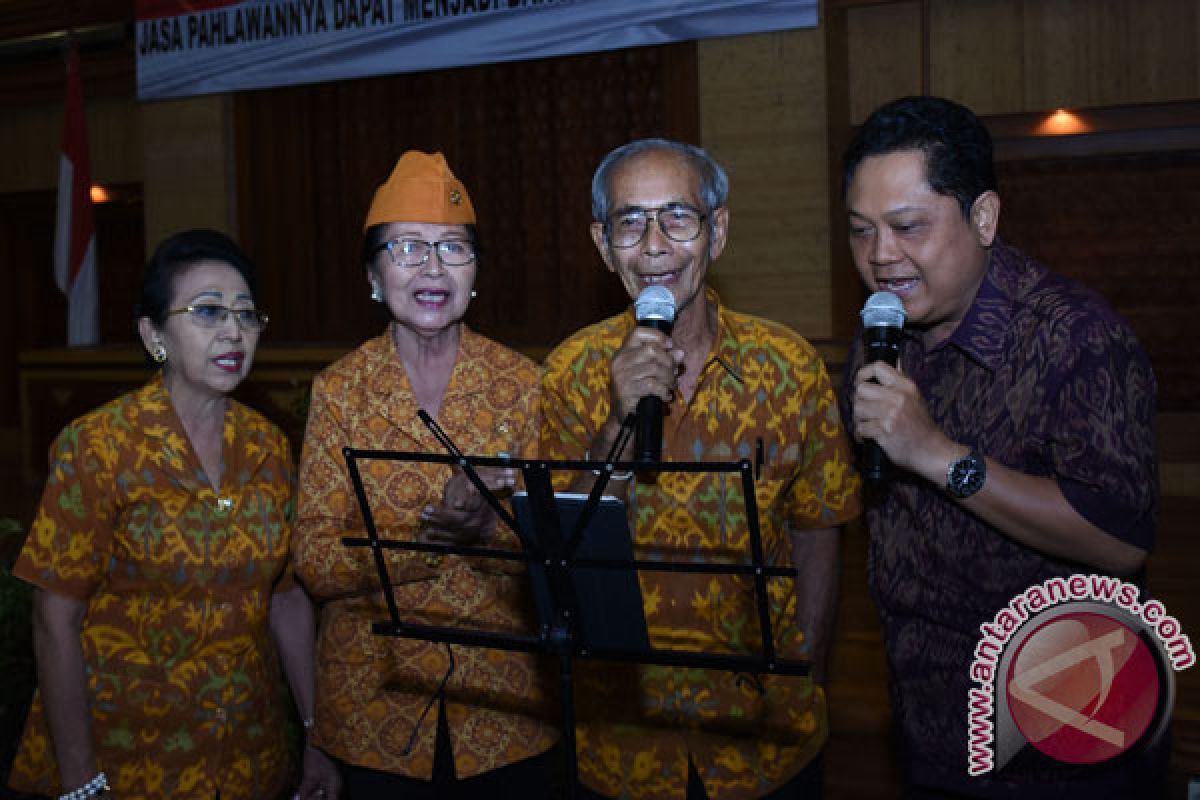 Pemkot Denpasar serahkan paket sembako kepada veteran