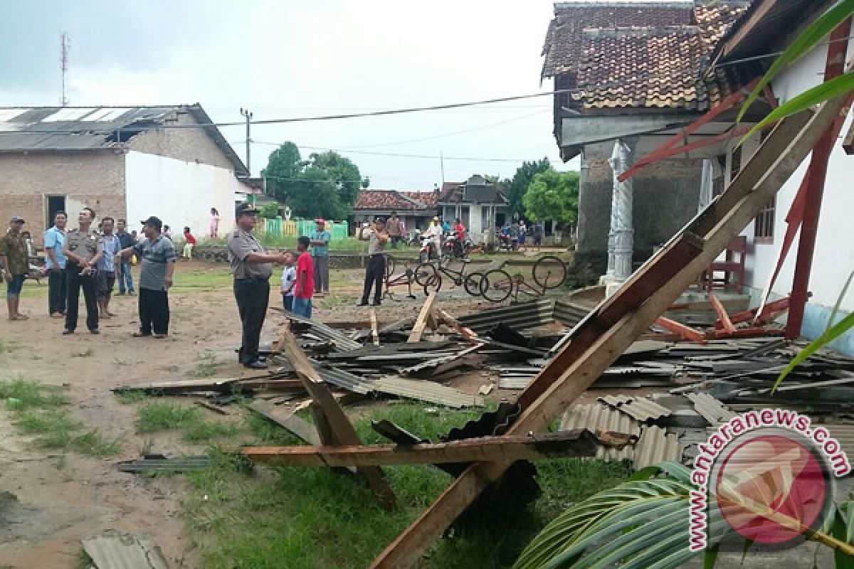 Sekolah Dan Rumah Warga Rusak Dihempas Puting Beliung