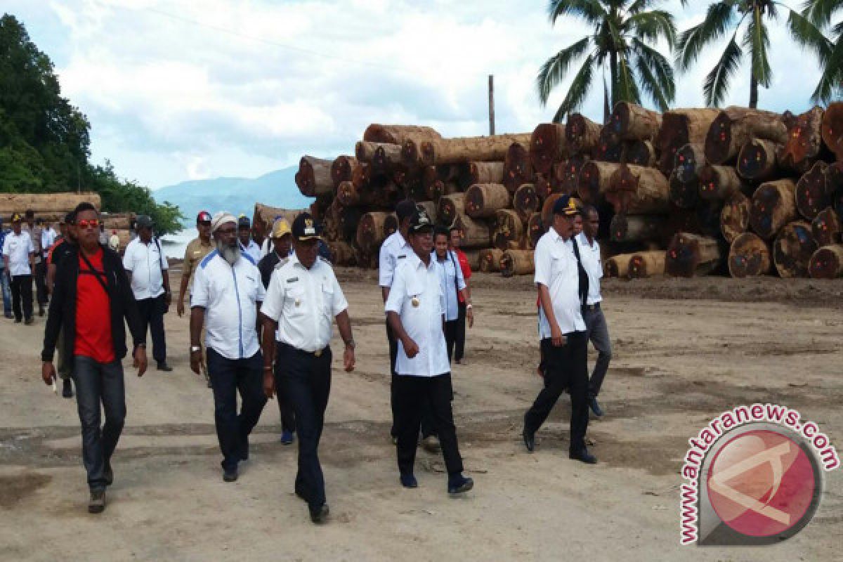 Bupati ajak warga ciptakan keamanan pacu wisatawan Teluk Wondama