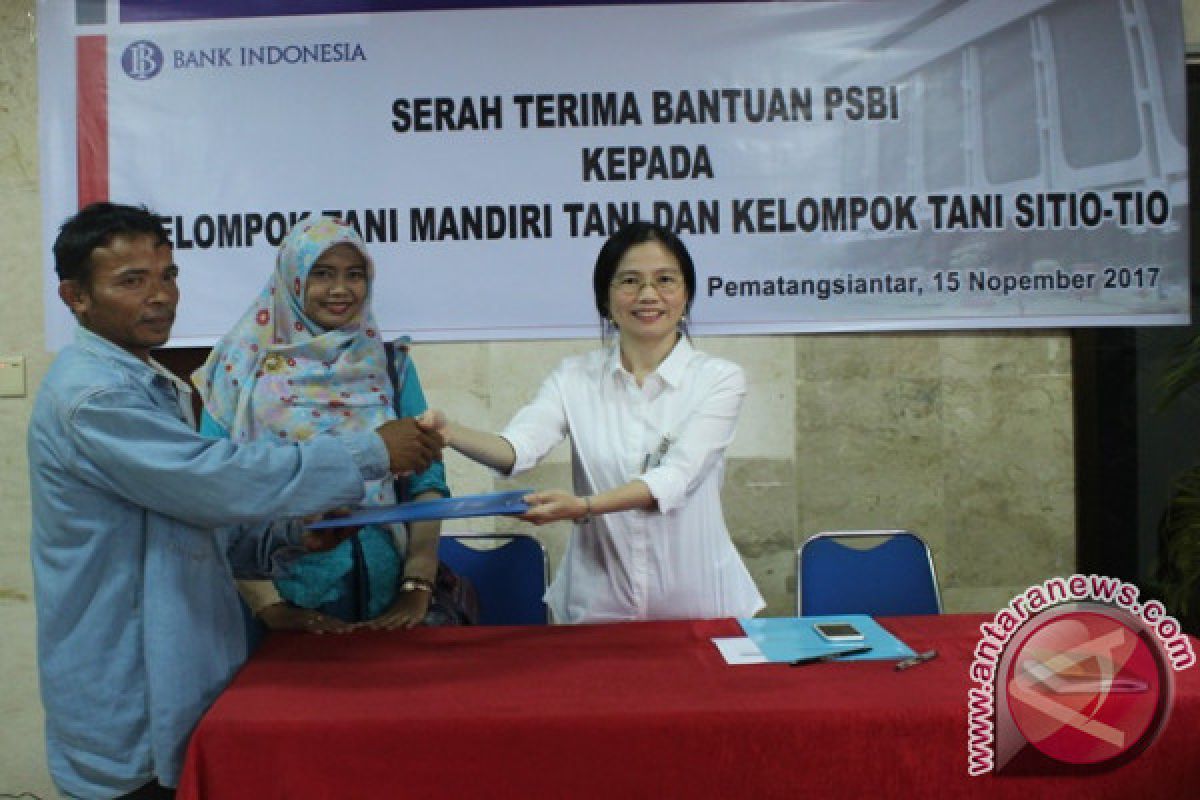 BI Pematangsiantar Berikan Bantuan Alat Pertanian Dua Poktan