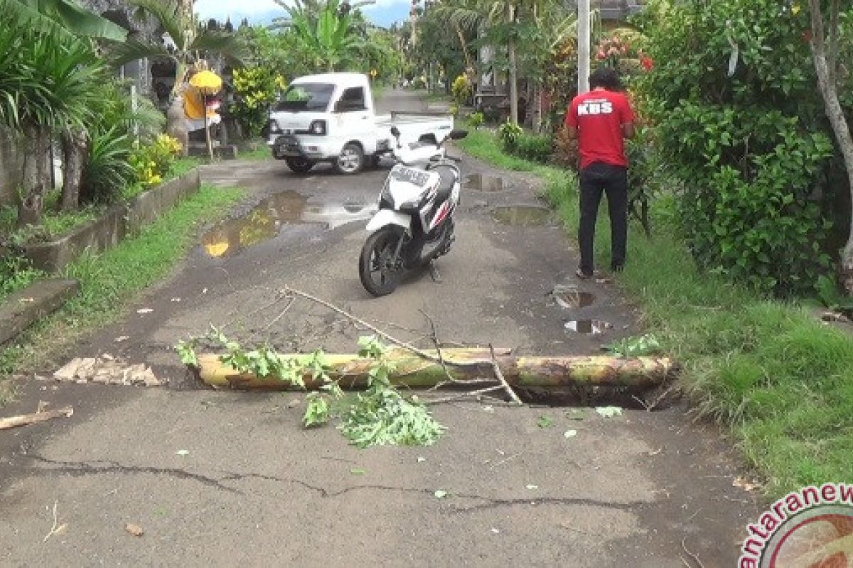 Warga Keluhkan Rusaknya Jalan Utama Kelurahan Sangkaragung