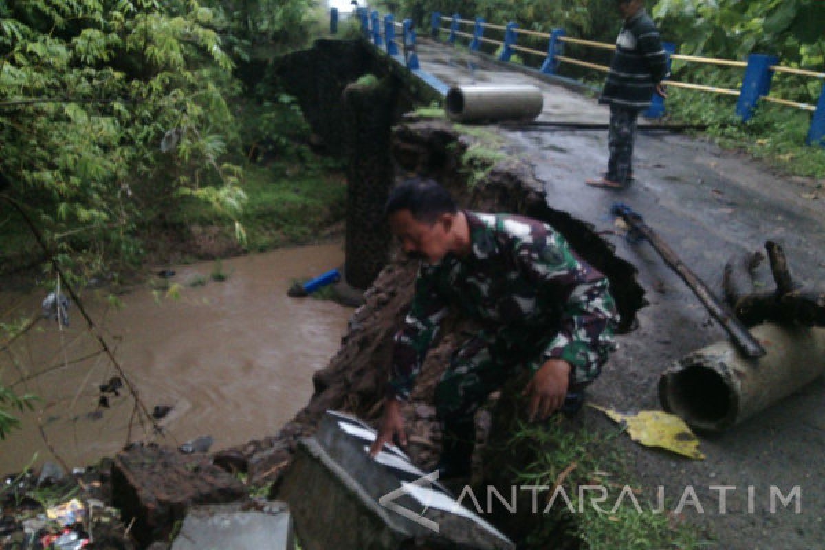 Tanggul Jembatan Penghubung Antardesa di Madiun Ambrol