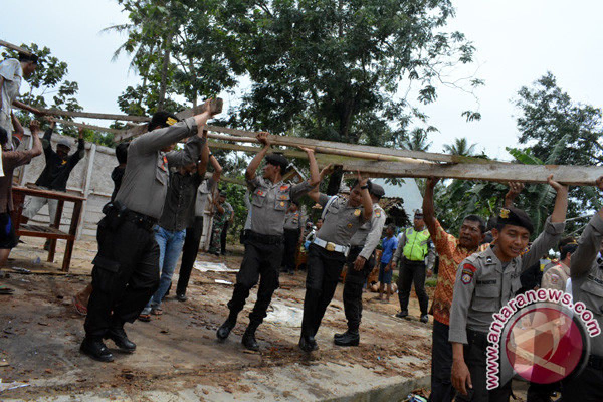 Lampung Timur diterpa angin puting beliung