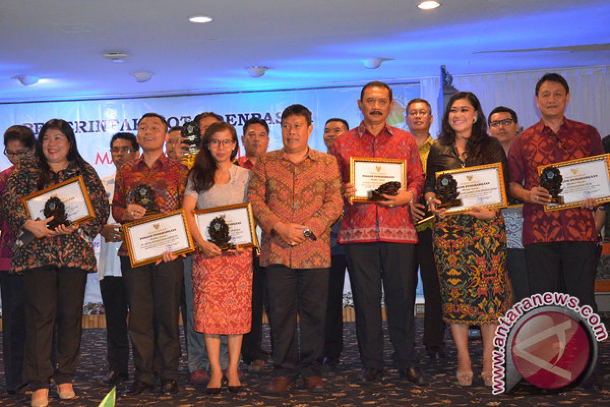 Pemkot Denpasar Serahkan Penghargaan Perusahaan Peduli Sosial 