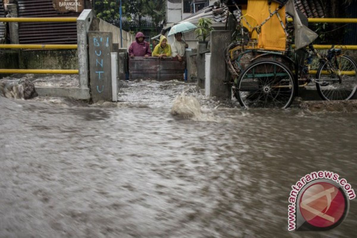 Irigasi jebol di Tasikmalaya, 100 warga mengungsi