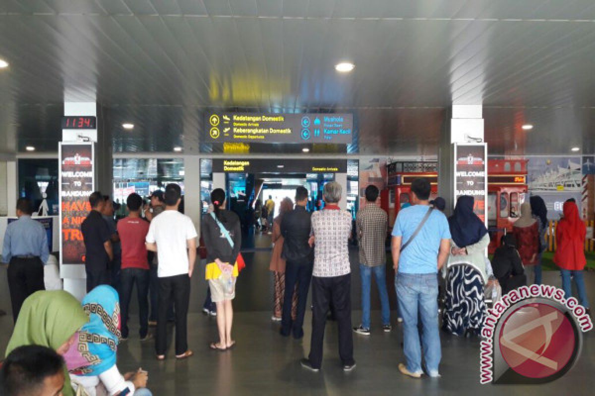 Penumpang Datang dan Berangkat Bandara Naik