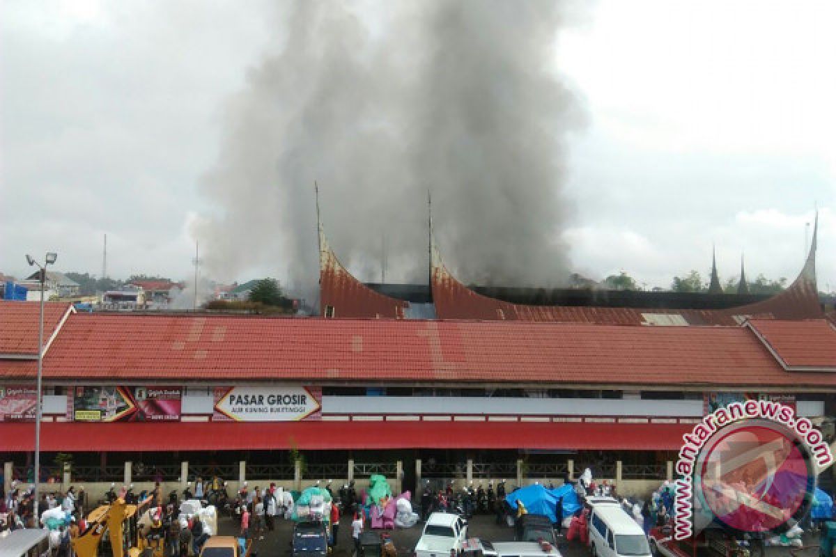 Kebakaran Landa Lantai Dua Pasar Grosir Terbesar di Sumbar