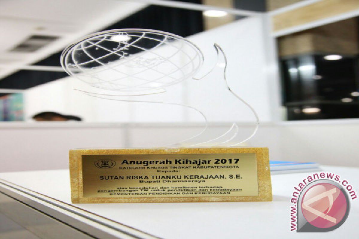 Bupati Dharmasraya Terima Penghargaan Ki Hajar Award 2017