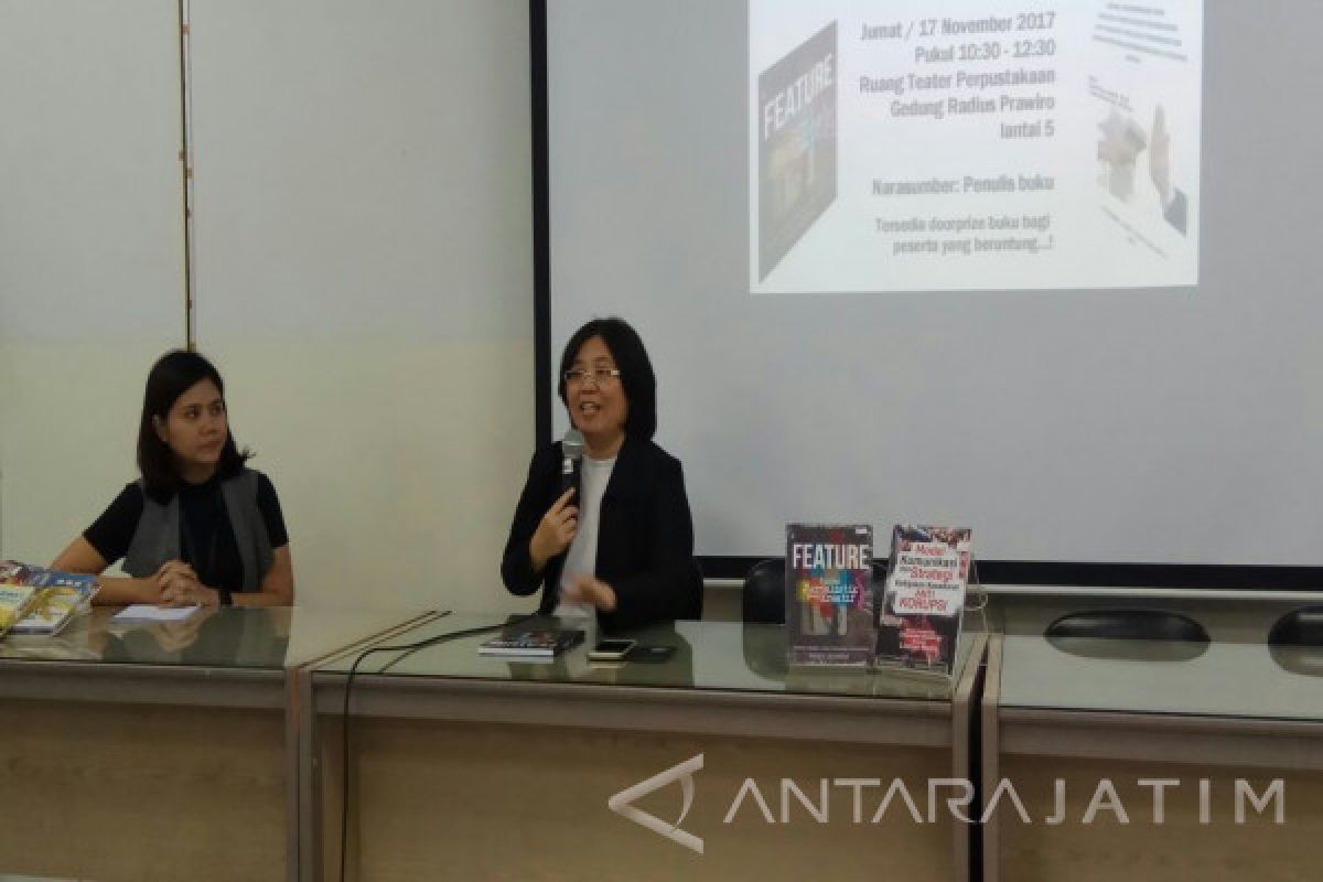 Dosen UK Petra Luncurkan Buku Penulisan Features Jurnalistik