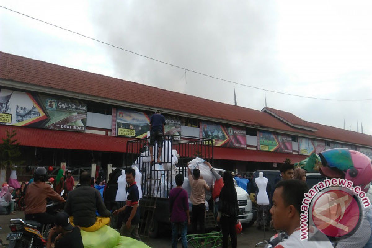 Terminal Aur Kuning Jadi Lokasi Evakuasi Barang Dagangan