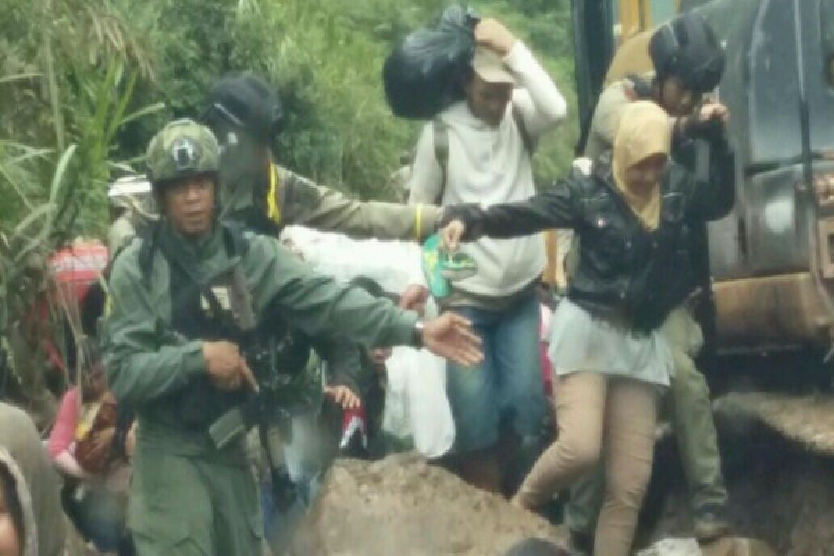 Satgas Terpadu TNI-Polri evakuasi warga sipil dari Banti-Kimbeli