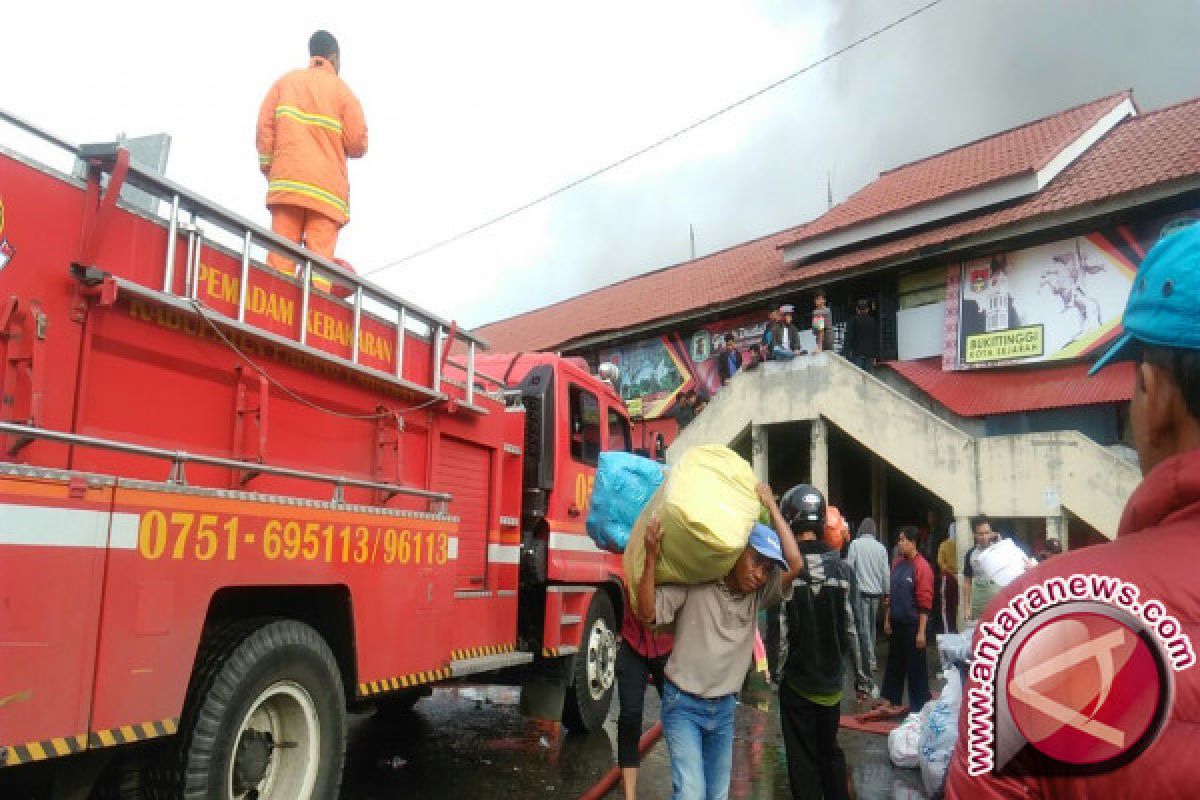 Pedagang Pasar Aur Kuning Berupaya Selamatkan Barang Dagangan