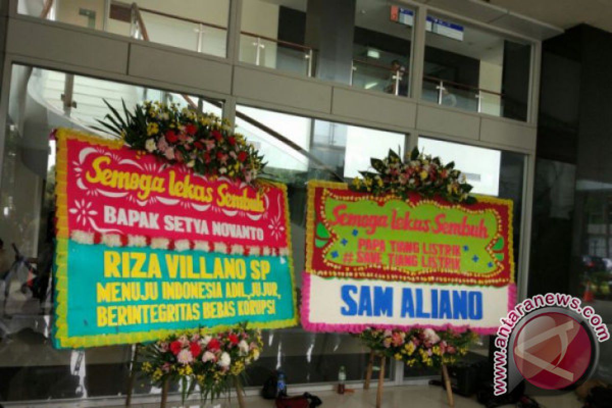 Dua karangan bunga untuk Setya Novanto di RSCM