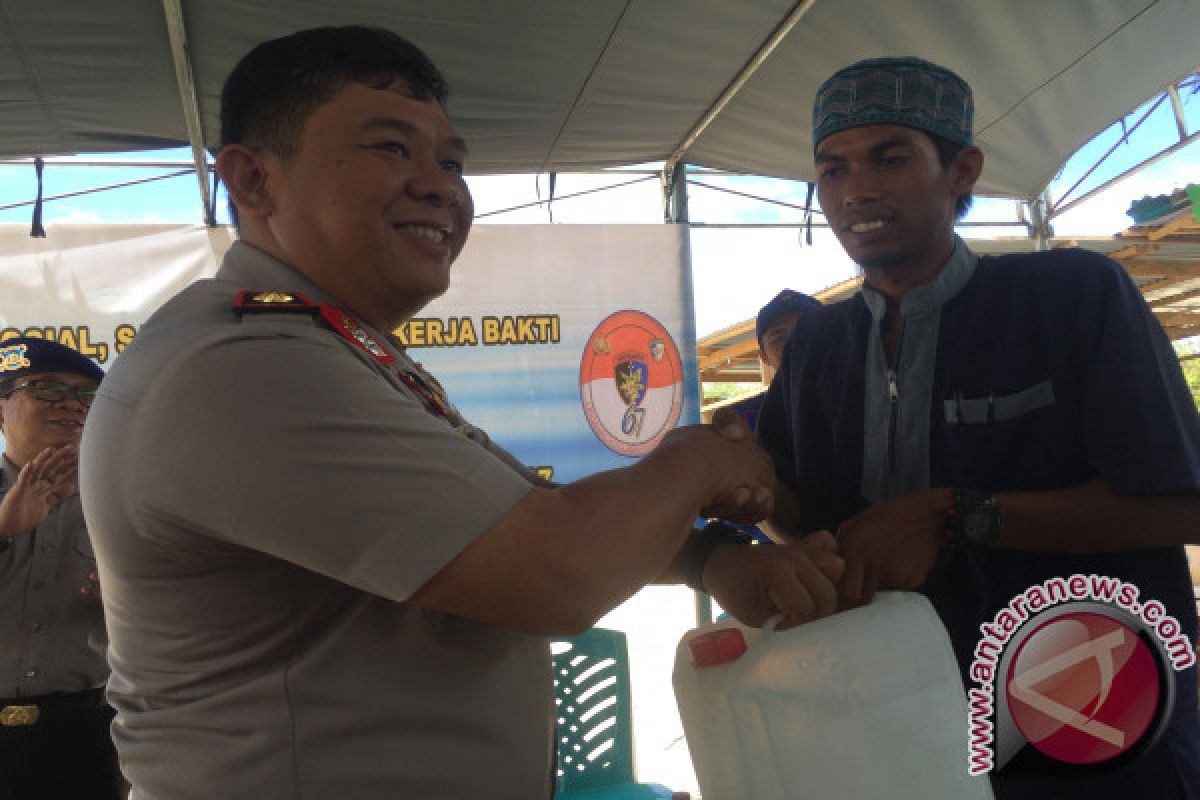Polisi Distribusi Air ke Pulau Kera
