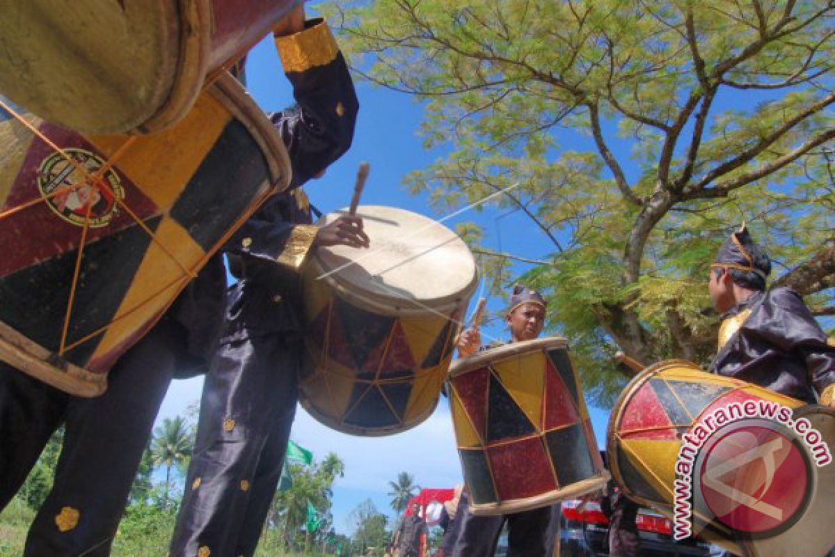 Di Padang, Para Pebalap Disambut Kesenian Gandang Tasa