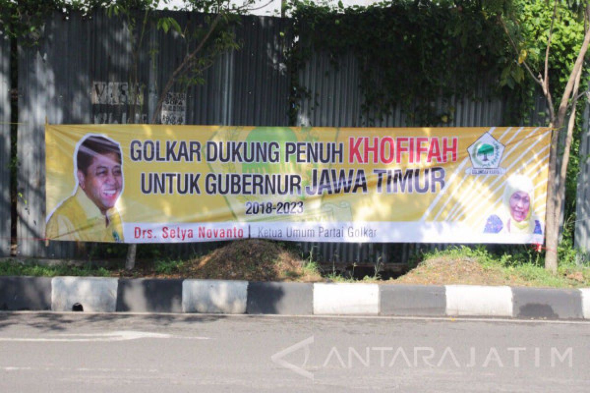 Spanduk Setnov Dukung Khofifah di Pilkada Jatim Bertebaran di Surabaya