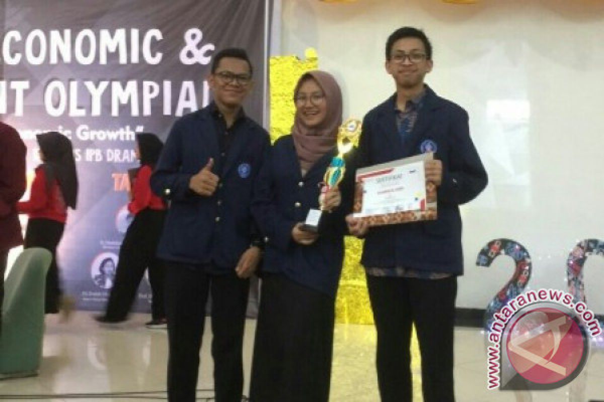 Mahasiswa Baru IPB Juara 3 Debat Ekonomi Tingkat Nasional