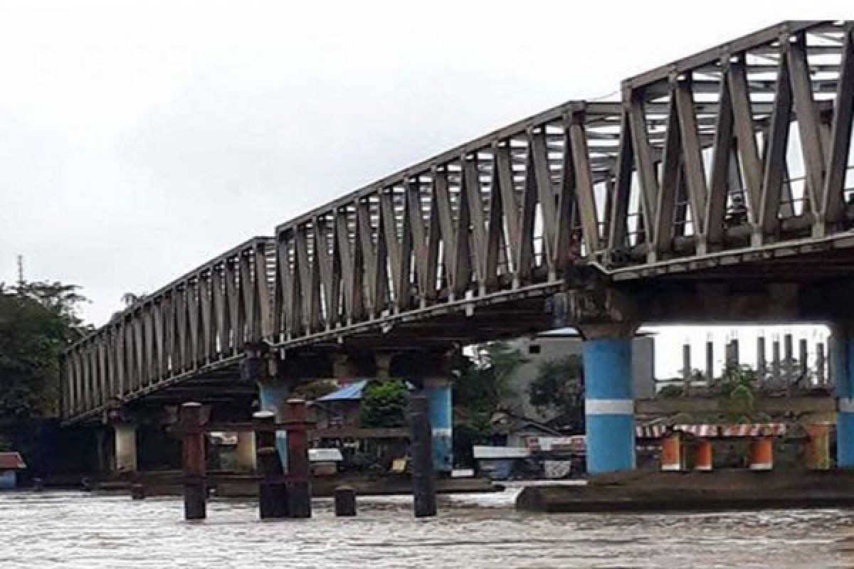 Tongkang bisa lewati bawah jembatan Muara Teweh