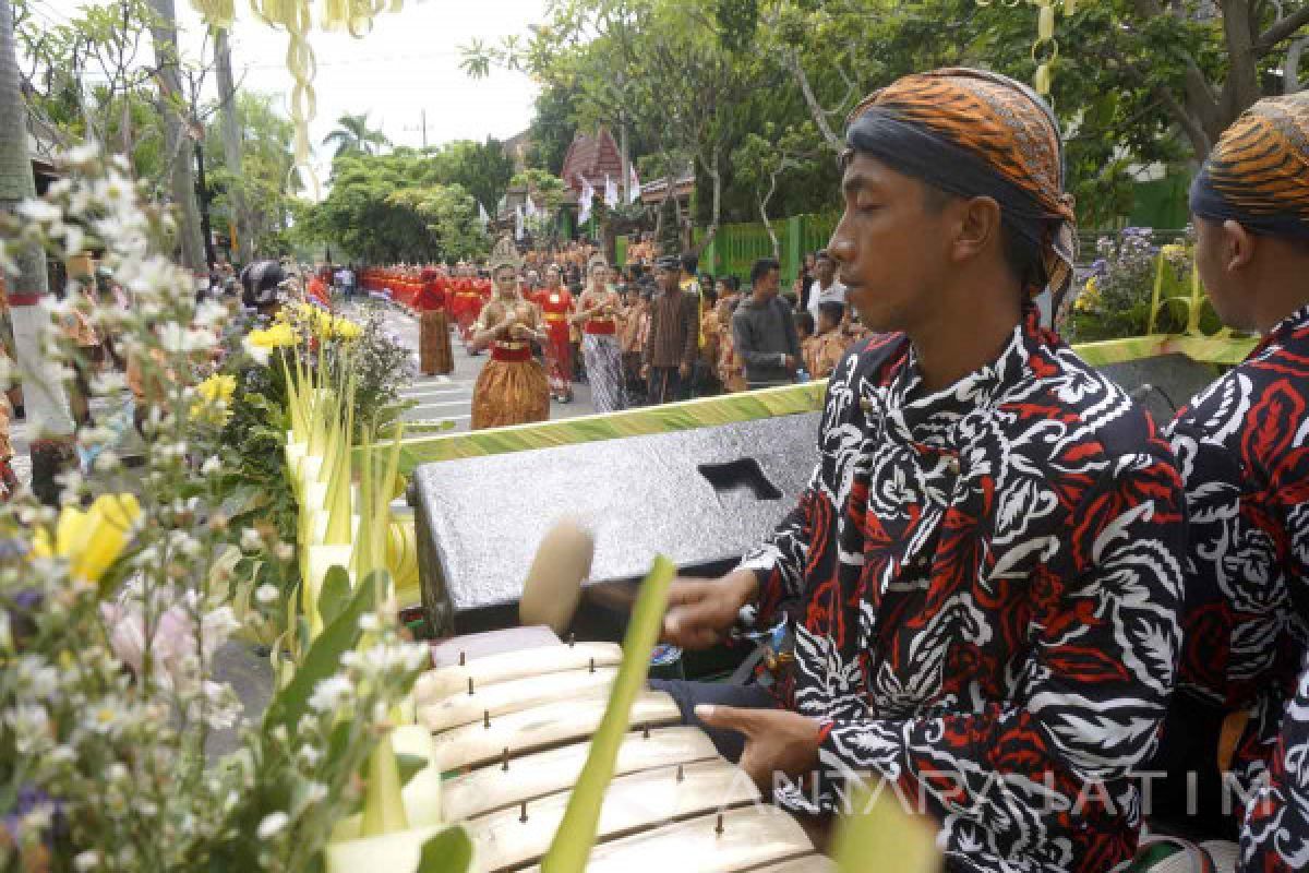 Warga Antusias Saksikan Kemeriahan Kirab Pusaka HUT Tulungagung (Video)