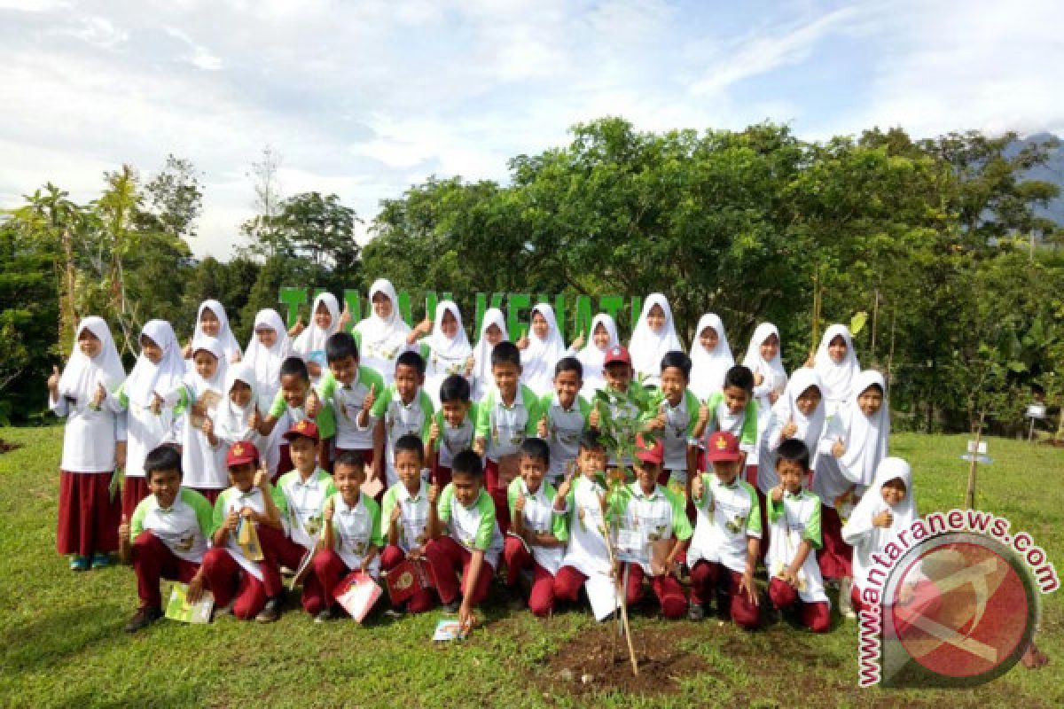 Siswa SD Belajar Konservasi Di Taman Kehati