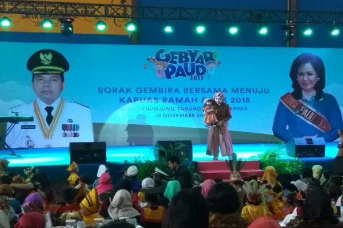 Ria Enes dan Boneka Susan Hibur Ribuan Anak di Kapuas