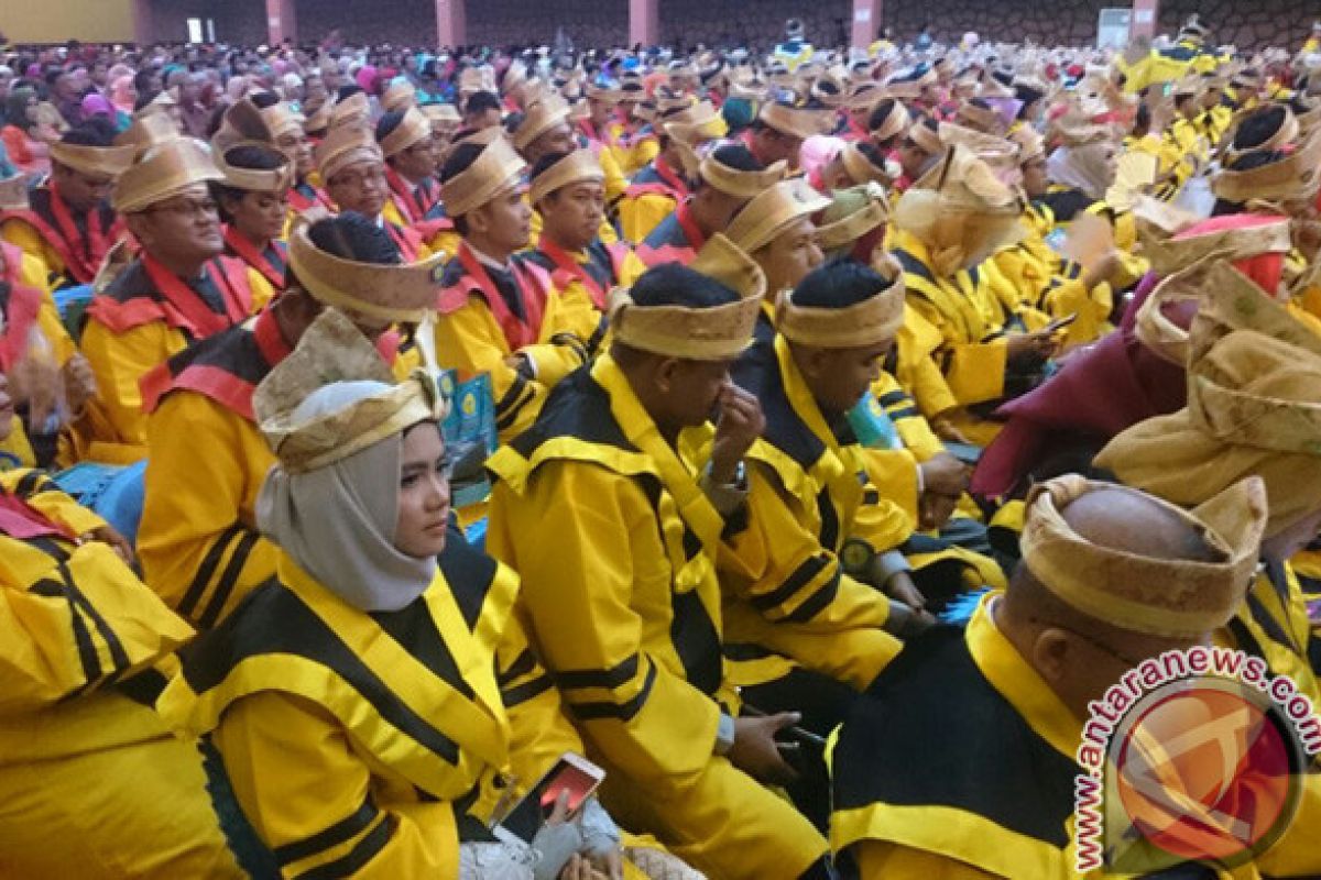 Ratusan Wisudawan Uniba Gunakan Tanjak