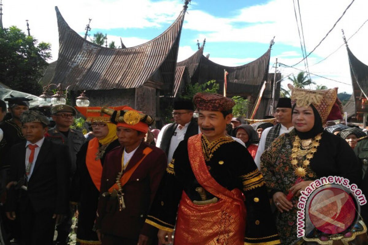 Pawai Prosesi Adat Awali Festival Seribu Rumah Gadang