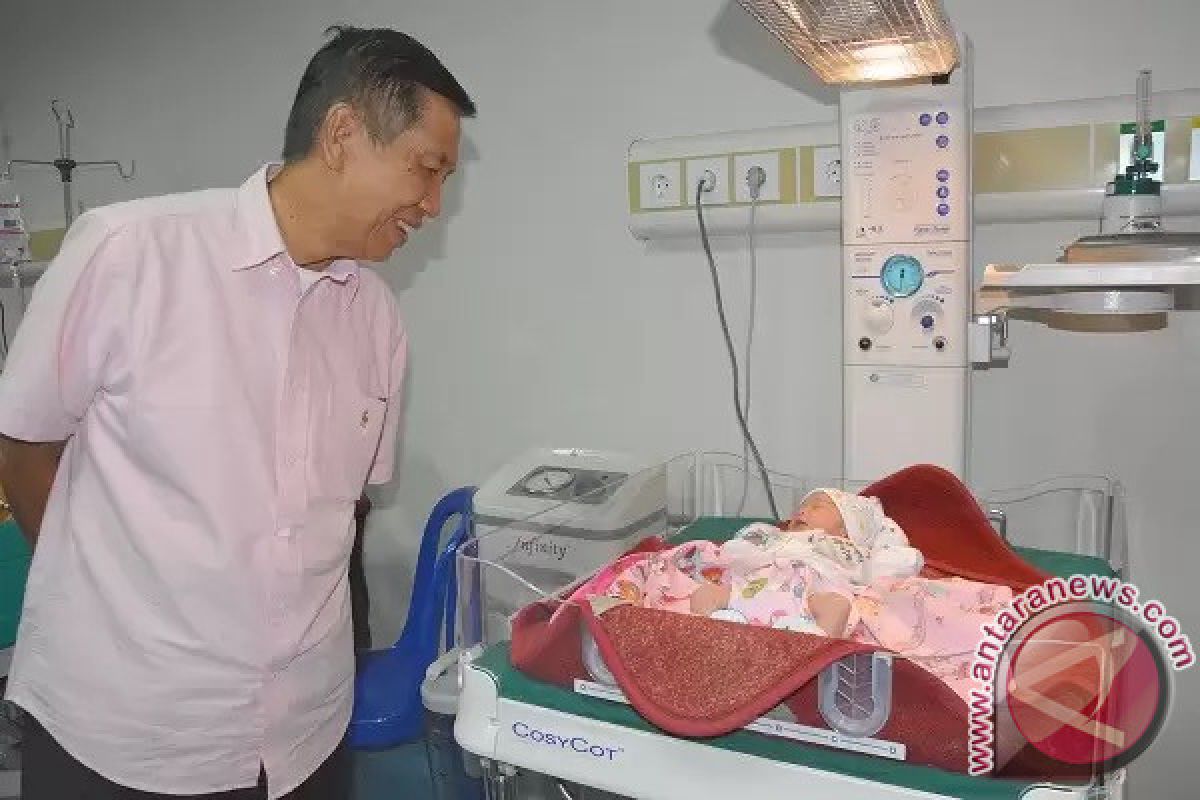 Gubernur Pastika Temui Bayi Pertama Lahir di RSBM