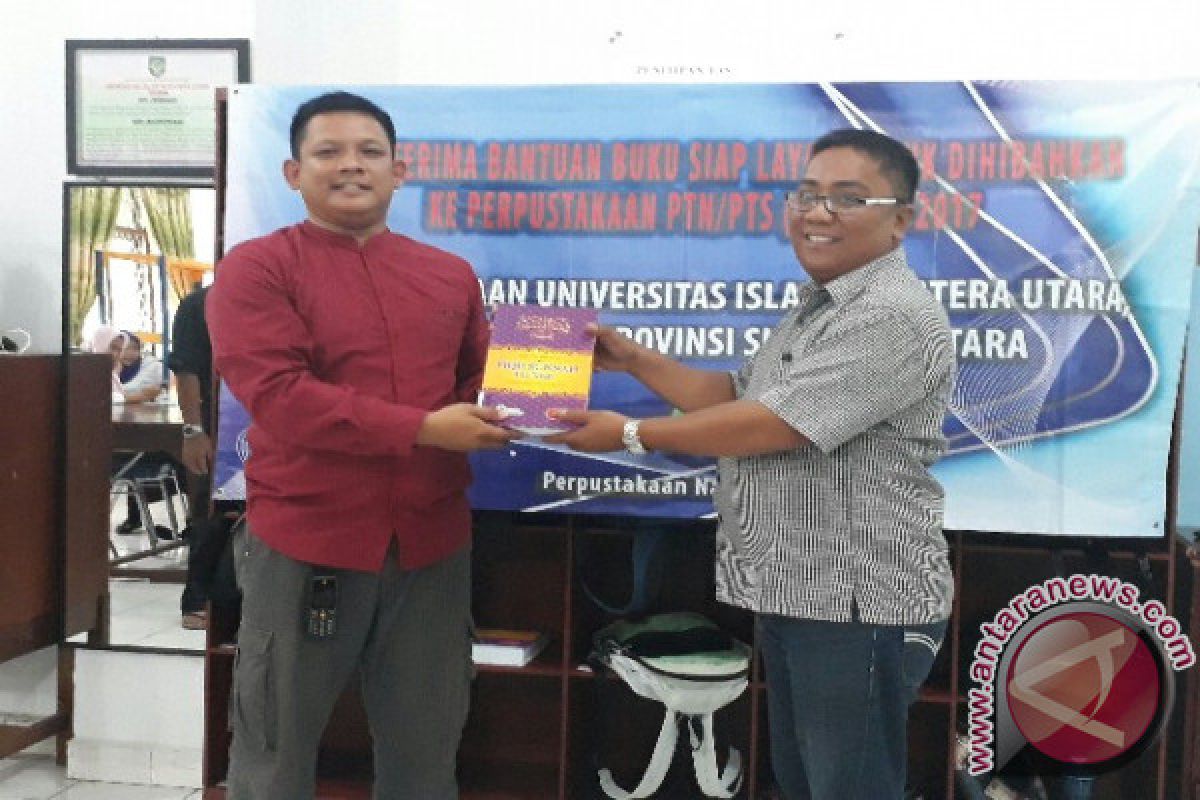 Perpusnas Serahkan Hibah 1000 Buku ke UISU