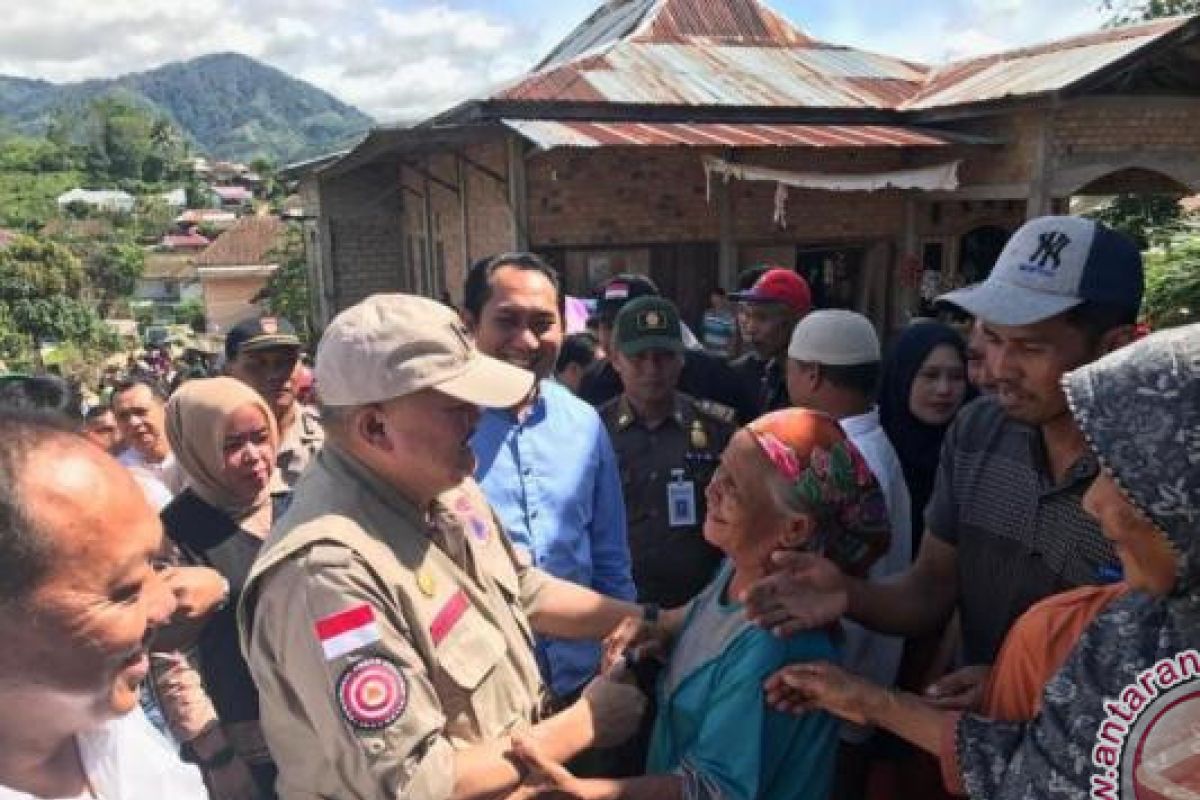 Alex Noerdin bantu korban longsor di OKU Selatan