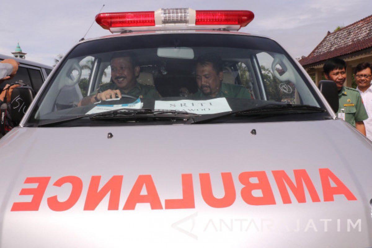 Bupati Ponorogo Serahkan 40 Mobil Ambulans Desa Siaga