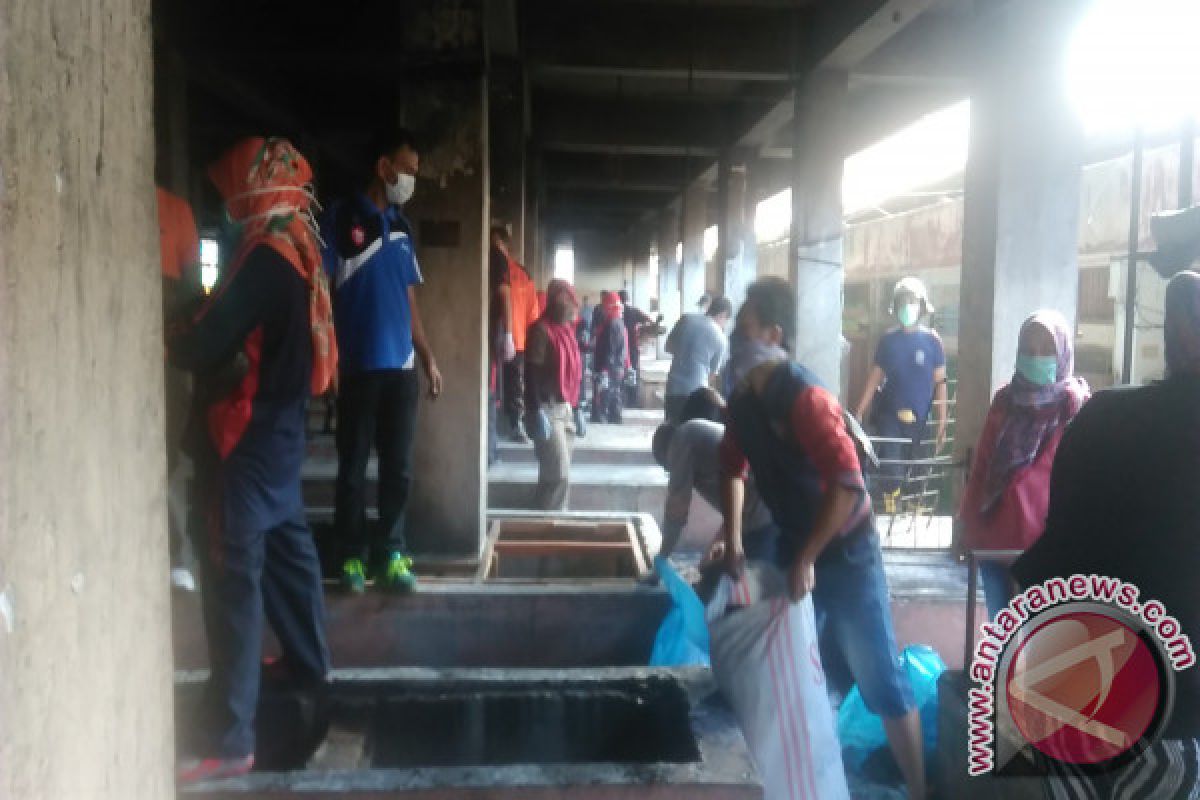 Pedagang dan ASN Bukittinggi Gotong Royong Bersihkan Pasar Aur Pascakebakaran