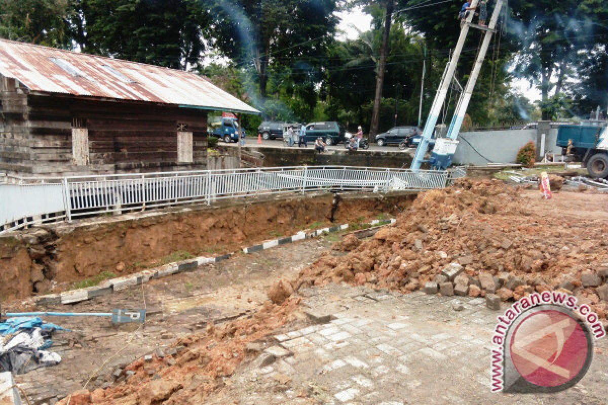 Halaman Rumah Dinas Walikota Jambi Amblas Akibat Hujan