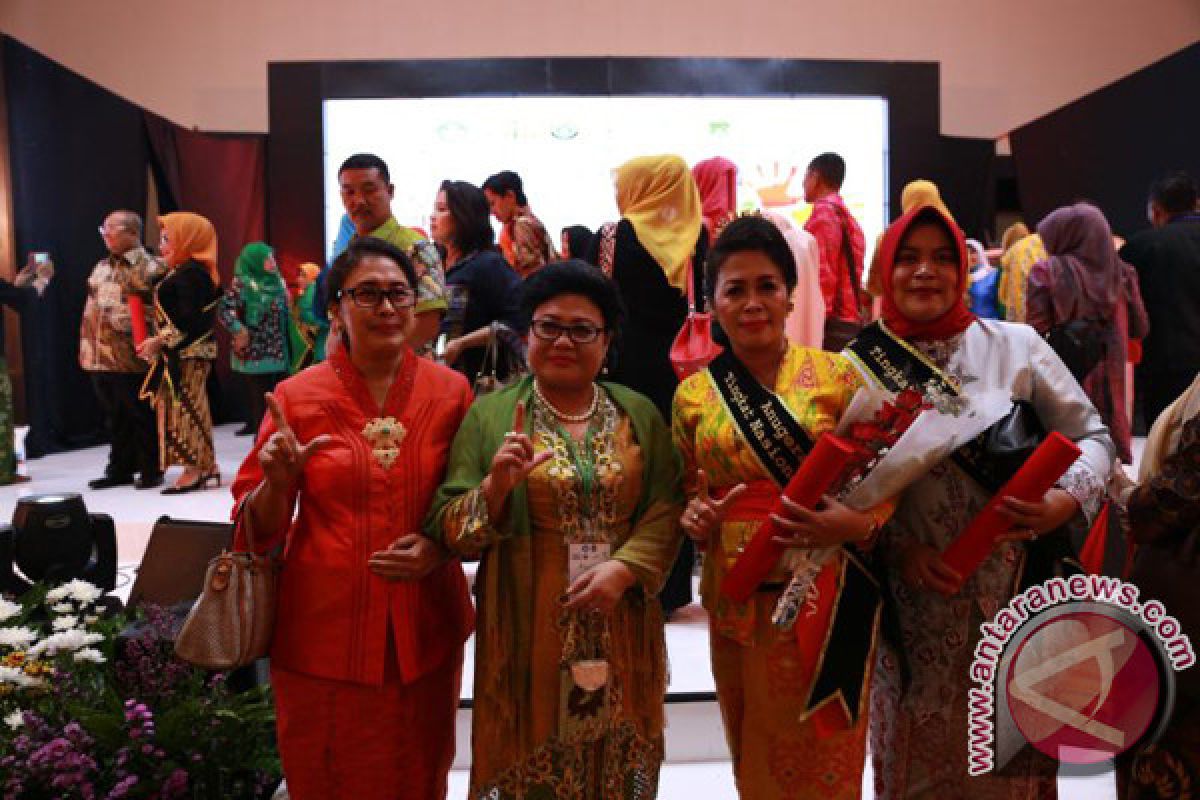 Nyonya Ayu Suwirta Peroleh Anugerah Bunda PAUD