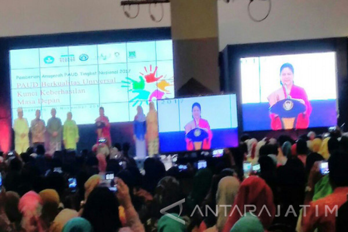 Iriana Jokowi Serahkan Anugerah PAUD tingkat Nasional (Video)