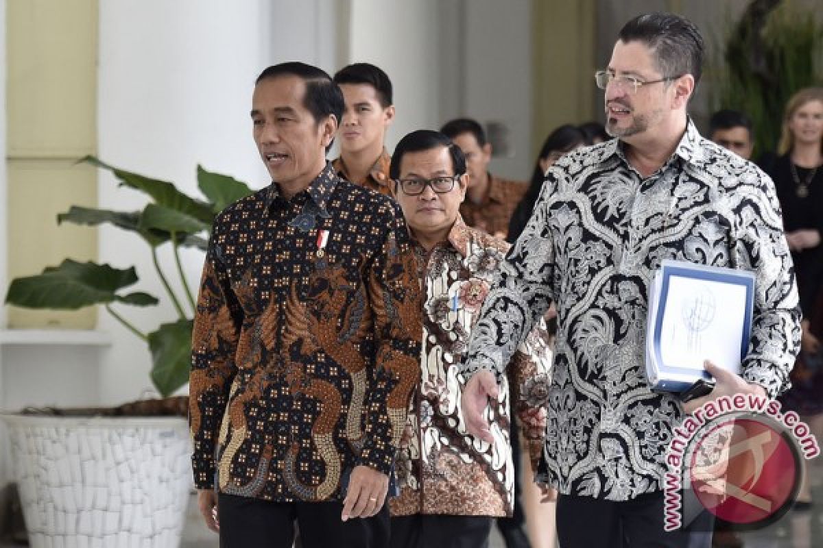 Jokowi receives World Bank representatives