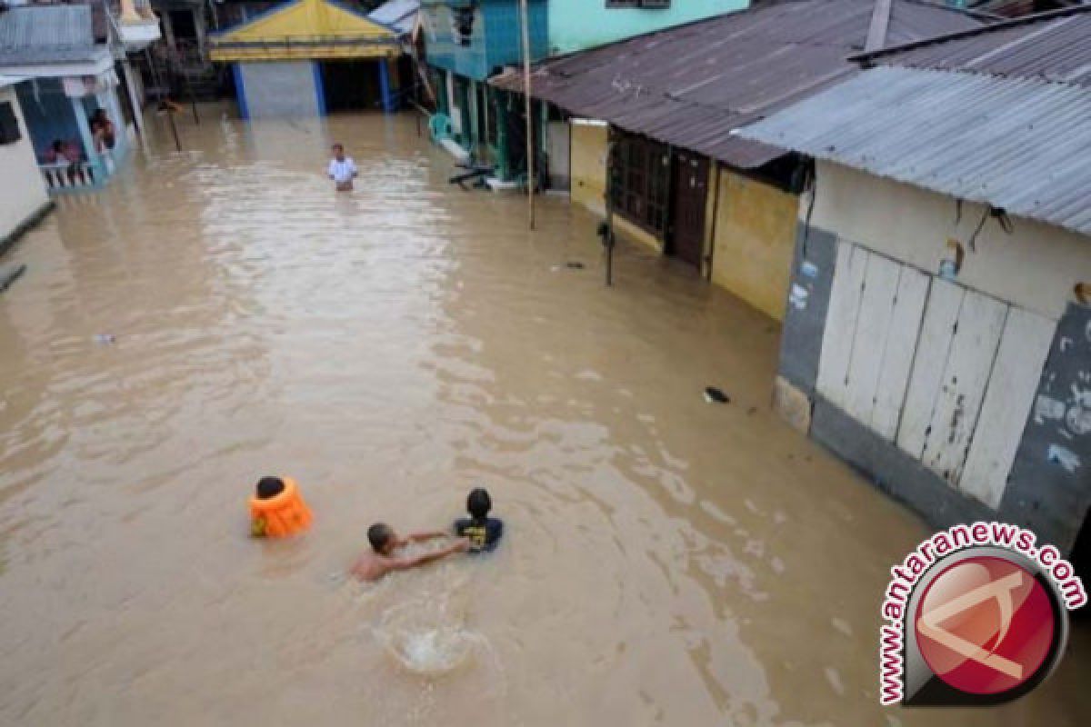 Tim Gabungan Evakuasi Korban Banjir di Gorontalo