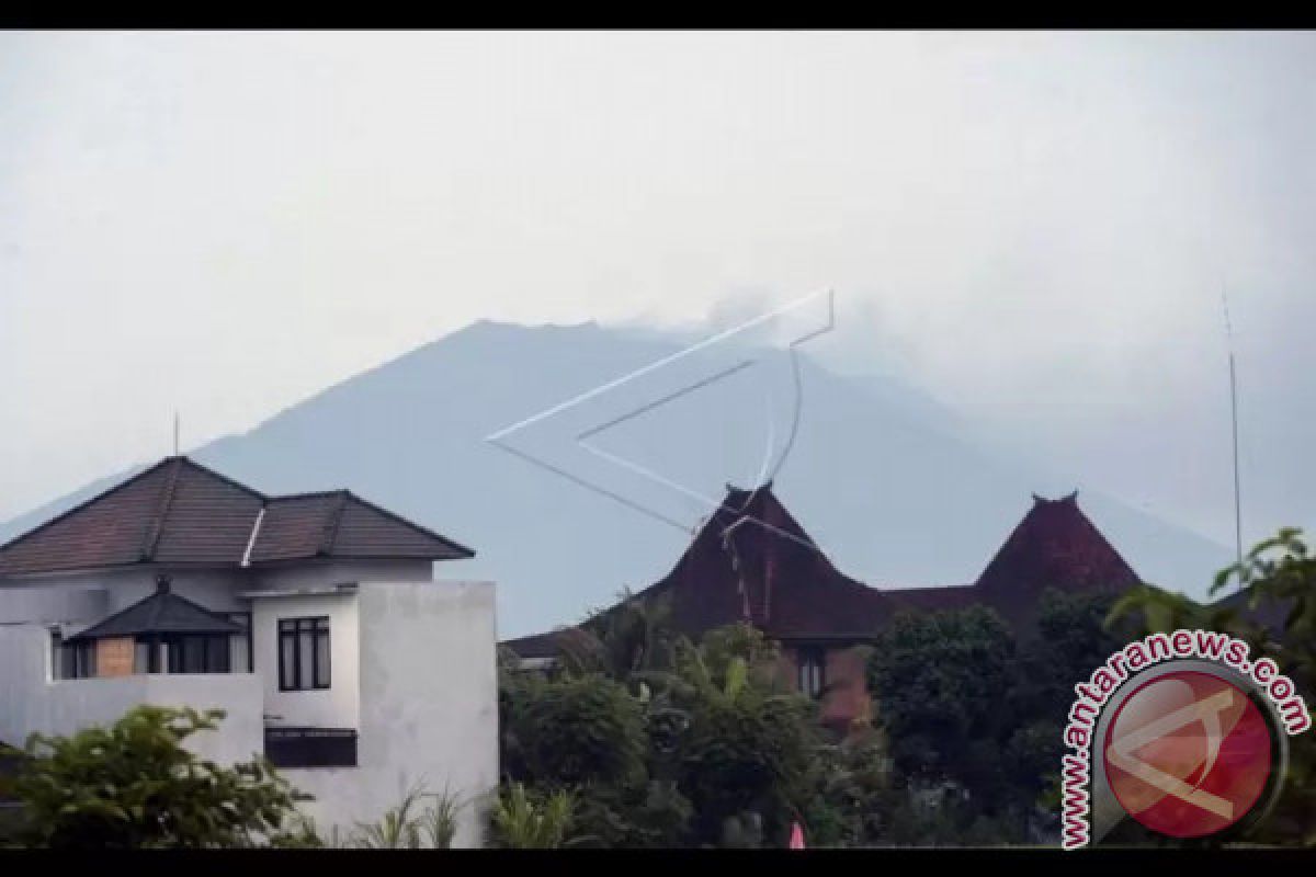 Gunung Agung Meletus Saat Siaga