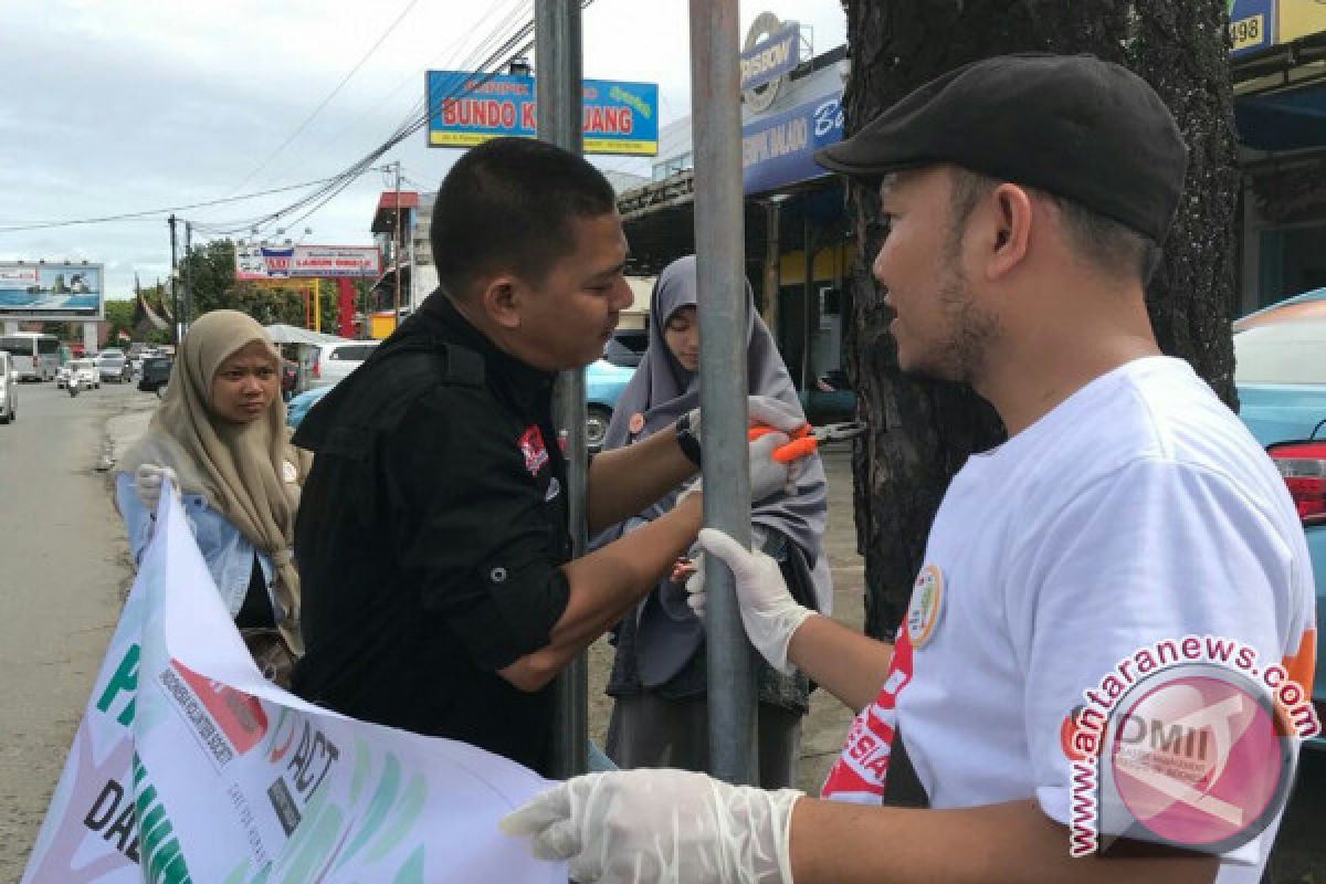 Padang Laksanakan Aksi Bersih Pohon dari Atribut dan Paku