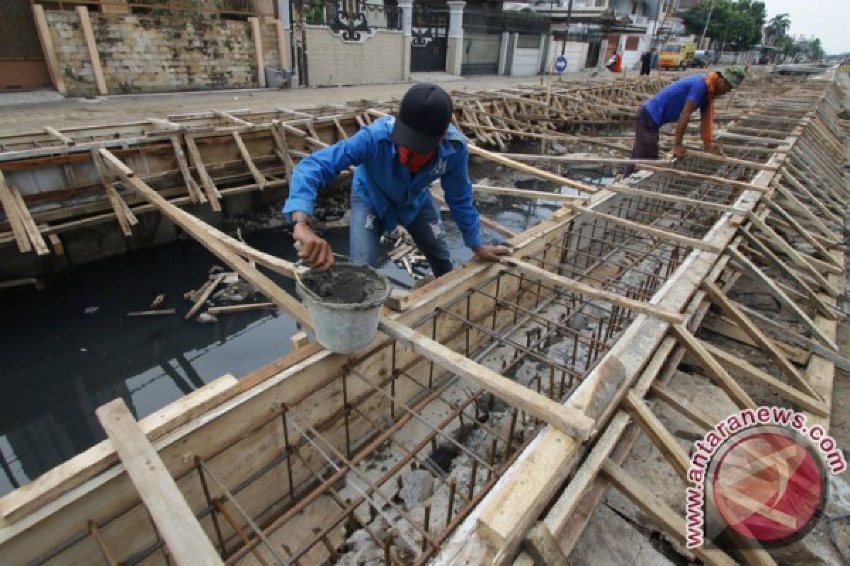 Puluhan titik saluran air Jakbar siap hadapi hujan