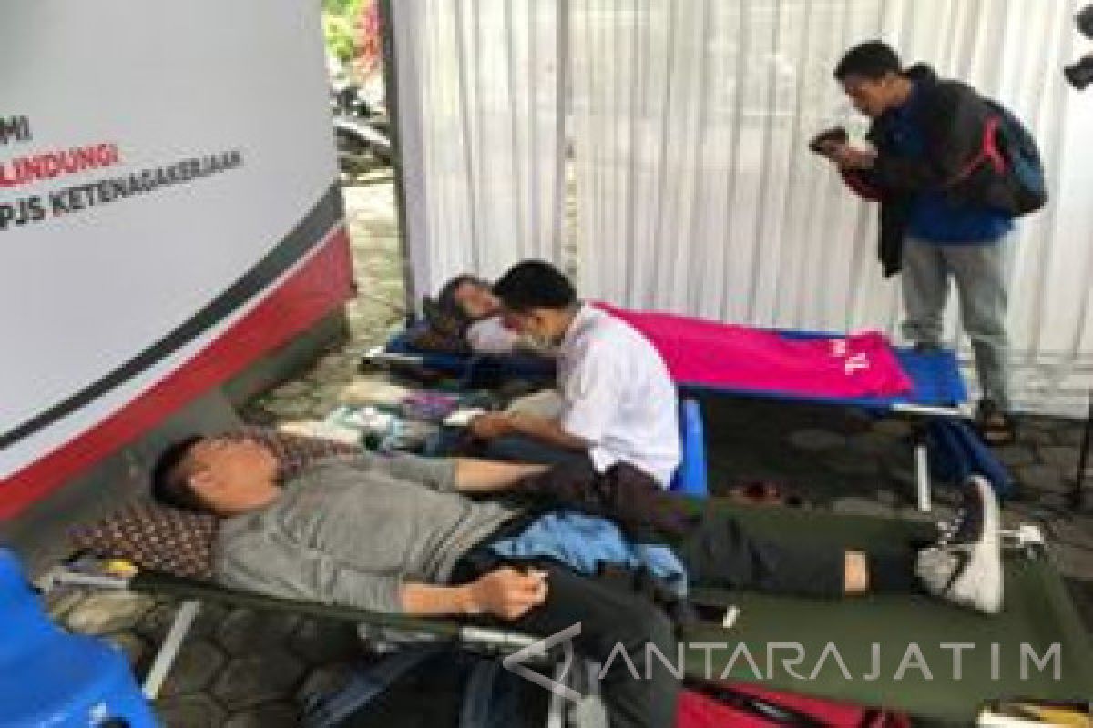 BPJS Ketenagakerjaan Malang Gelar Donor Darah-Pasar Sembako Murah (Video)