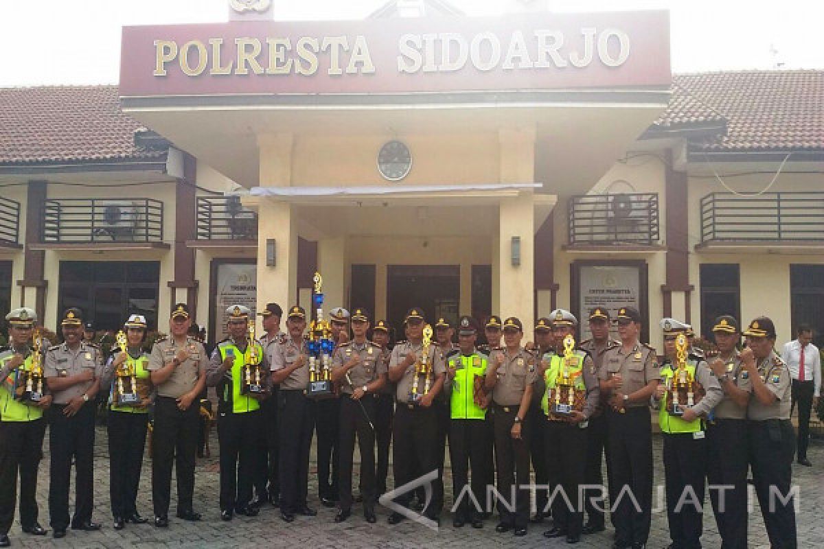 Polres Sidoarjo Berikan Penghargaan kepada Anggota Berprestasi (Video)