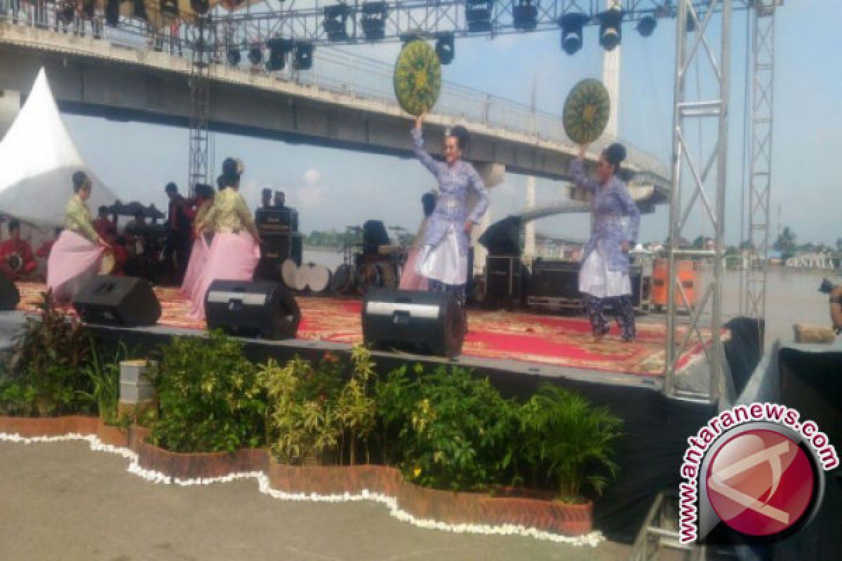 Karnaval angsoduo menampilkan keberagaman etnik