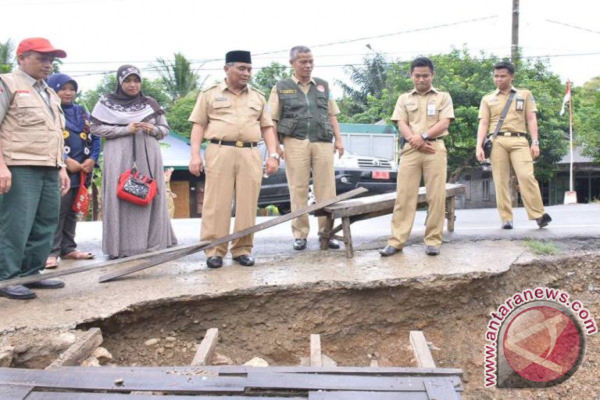 Tepi Jalan Longsor Pemkab HSS Surati Pusat