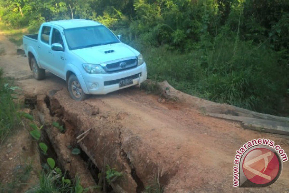 Jalan Buruk Sulitkan Warga Busang Jual Hasil Pertanian