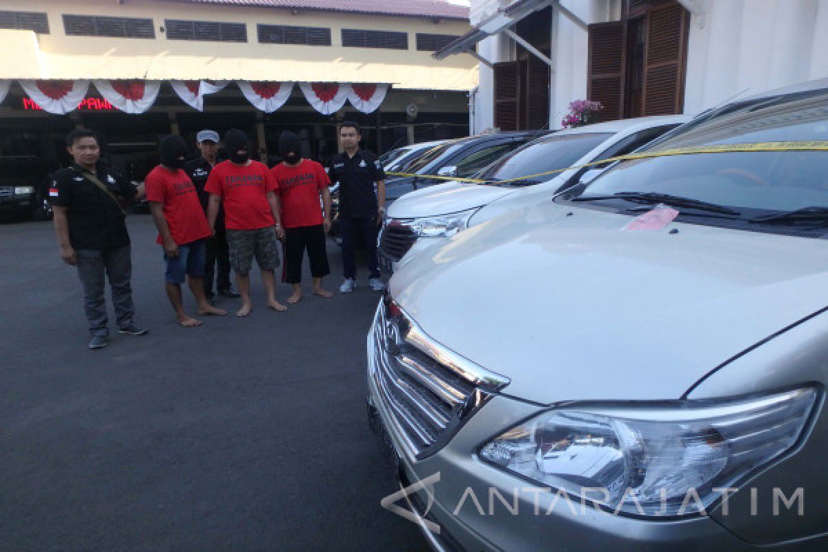 Polisi Ringkus Penjahat Bermobil di Surabaya