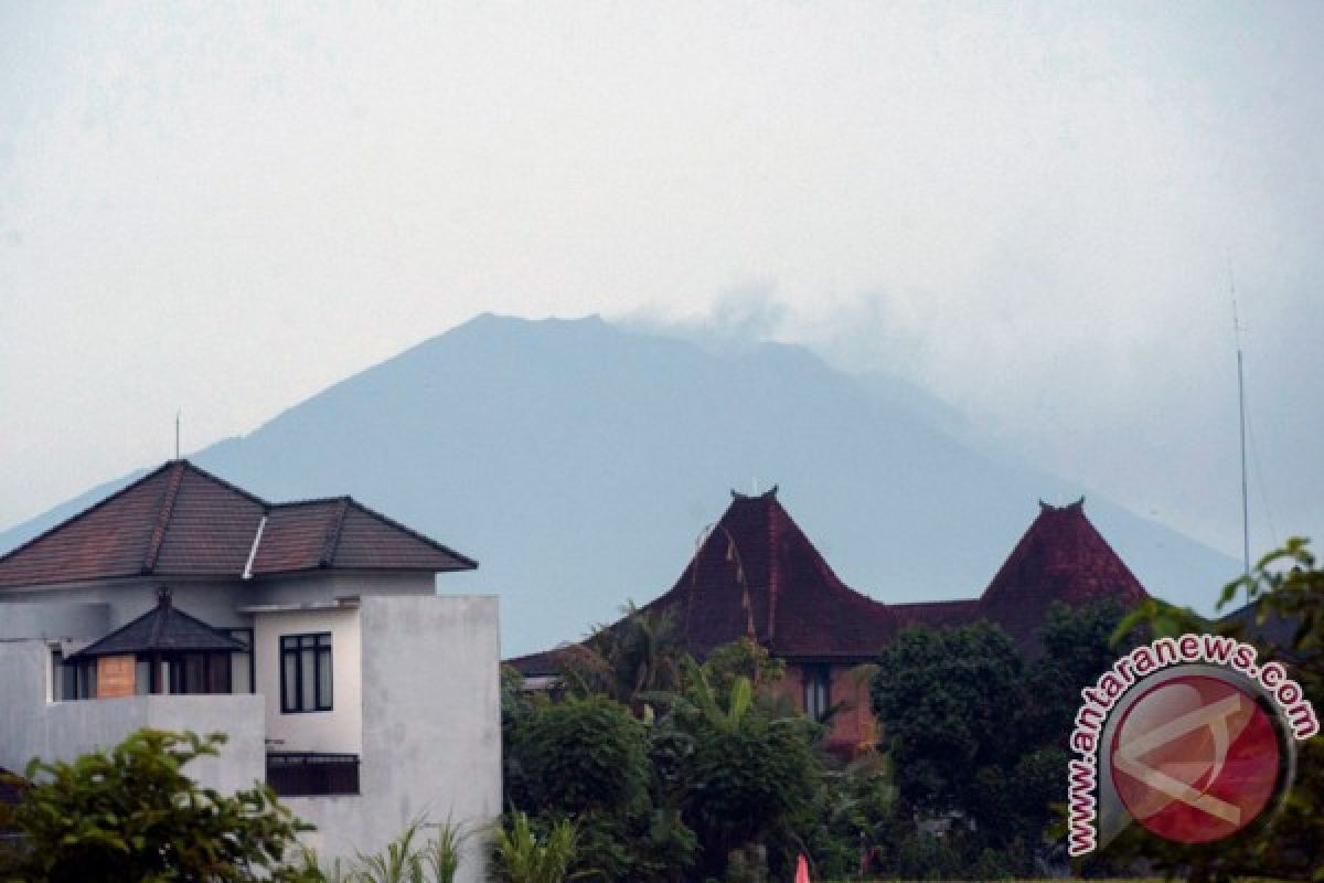 Gunung Agung meletus dalam status siaga