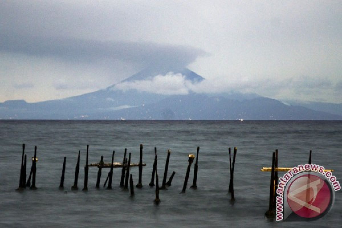 Gunung Agung semburkan abu vulkanik 1.500 meter